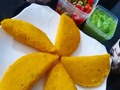 Unas empanadas de batata y zanahoria. . Receta 📖 . 🔹Poner a sancochar zanahoria y batata . 🔹Luego hacemos un pure de batata🥔 y la zanahoria🥕 la licuamos con un poco de agua, mezclamos todo agregamos un poco de agua, aceite y un poco de harina pan. . 🔹El aceite para que no se te peguen y queden tostaditas cuando la pongas en el horno. . 🔹 Armas con pollo o carne mechada en este video la hice con pollo mechado, pique muchos aliños para el pollo, agregre paprika, sal. . 🔹Espero que les haya gustado es una Receta 100% Saludable. . Gracias a las recomendaciones de @wilfredoulacio y la ayuda en la cocina de @guzemi19 .