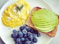 Tienes ansiedad ? Quieres bajar de peso ? Contáctame ws 3004544046   Miren esta idea de desayuno. Me viene muy bien para enseñarles a identificar nutrientes y funciones.  👉 Carbohidratos complejos y fibra: Tostada de pan integral 🍞 Te da energía y saciedad durante más tiempo. 👉 Proteínas de alto valor biológico: Huevo revuelto 🍳 Mantiene tu músculo. 👉 Grasas saludables: aguacate (palta) te da energía y ayuda a tu cuerpo a reducir colesterol malo. 👉 Vitamínas y minerales: Arándanos 🫐: Aporta energía simple, antioxidantes, fortalece tus defensas. ✔️ Este plato es completo porque le aporta nutrientes de buena calidad y porque tiene más de un grupo alimentario. ✔️ La porción va a depender de muchos factores: edad, género, entrenamiento, metabolismo, etc. Puede ser suficiente para una persona y, no para otra. Aprende a comer.  #comidasaludable #cocinasaludable #recetasaludables #recetassanas #recetas #nutricion #nutricionistas #fit #recetasfitness #fit #desayuno #desayunogo #ideadedesayuno # #cartagenacolombia🇨🇴 #planetaricacordoba #monteriacordoba  Tienes ansiedad ? Quieres bajar de peso ? Contáctame ws 3004544046