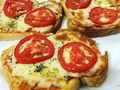 Desayuno rápido y práctico . Pan de molde. Salsa de tomate lista. Orégano. Queso Mozzarella. Le pongo la salsa al pan, le pongo mozzarella picada, orégano y tomate. Lo puse en la parrilla de microondas durante 12 minutos. . Está delicioso 😋💚😘  #cartagenadeindias #cartagenacolombia #cartagenadeindiascolombia #monteria #monteriatierradeensueño #bajardepeso #bajardepesorapido