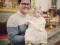 Ayer y hoy experimenté la alegría sacerdotal, ayer administré el sacramento del bautismo, hace mucho tiempo que no lo hacía, coincidencialmente el pequeño se llama Alejandro, ese nombre que me dieron en la Pila del bautismo gracias a mi hermana @lainustj, nombre que nunca utilicé hasta que llegué a España, por eso lo pude vivir cómo mi propio nacimiento.   Por fin le encontré sentido a ese segundo nombre; cuando aprendí las primeras letras recuerdo que me daba dificultad escribirlo, más de una vez una profesora que se llamaba Orla me pegó sin compasión, hoy a esto le llamo Kayros.   En fin, ayer resonaron éstas palabras "Alejandro: Yo te bautizo en el nombre del Padre y del Hijo y del Espíritu Santo" Así se nos recuerda que en la fuente bautismal sellamos un pacto eterno con Dios!!! 🚀 Ya nada en el mundo tiene más valor!! 💎  #bautizadosyenviados #bautizo #catolicos #jesus #enelnombredelpadre #Extremadura #alejandro