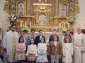 Éstos son mis 10 chavales que hoy recibieron la cruz, la mayoría no durmieron anoche de la emoción.  La alegría que siento es por verlos crecer en la fe y en su conocimiento de Jesús; por compartir con ellos mi vida todos los jueves y domingos, esta es la escuela de Jesús el Divino Maestro.   Ellos son para mí como ese pequeño rebaño que Dios me confió, a tal punto que te reconocen cuando les hablas y que tú conoces a cada uno por su nombre.  Los niños nos enseñan a vivir con ilusión y alegría nuestra fe, a ser inquietos en la búsqueda de la verdad, a no perder la capacidad de asombro ante las cosas divinas por insignificantes que parezcan.   Éstos son diez maestros gigantes que con sus constantes preguntas me cuestionan y enseñan más que la misma filosofía que estoy estudiando en la universidad, es curioso que no se contentan con poco, siempre piden más, son los inquietos por la verdad...  #parroquiadelainmaculadaconcepción #orellanalavieja #Badajoz #extremadura #instagood #igrejacatolica #fe #jesús