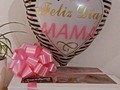 Para una Mamá Especial  Que Incluye ?  Jugo Natural Botella  Sándwich de Miga  Medialunas   Tarta de Frutilla  Muffin DDL  Criollos  x 2  Alfajor x 2   Caja Blanca Con Visor  Moño  Globo Metalizado Grande  Decoración en General   Tarjeta dedicatoria   $2499+ Envío  Visítanos dónde podrás realizar tu compra o envianos un WhatsApp al 3517169880  NO TE LO PIERDAS