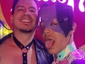Cuando estaba en Venezuela dije voy hacer teatro para soltarme un poco, para tener más seguridad de mi mismo y ciertamente conocer otras personas que al igual que yo hicieron un taller teatral para ser más seguros, flexibles, sensibles y más orgánicos en sus trabajos . Compartir con profesores universitarios,arquitectos, médicos e ingenieros, personas que querían desenvolverse mejor con otras personas, yo aprendí a querer eso que pasa tras el telón, la producción, la logística la parte operativa, siempre me gustó, tratar de cuidar de cada detalle porque muchos no saben pero un error mínimo, por muy pequeño que sea puede dañar la experiencia,la ilusión del teatro, del personaje . Oráculo me ha estado brindando la confianza y la libertad para seguir siendo niño, soñador,jugar con personajes, vivir y compartir experiencias tanto personales como con los mismo compañeros de trabajo porque aunque no lo parezca si con vestuario (disfraz o producción) estoy trabajando. Acompaño a los chicos, observo y trato de cubrir hasta donde me dejan y puedo, esos detalles que marcan la diferencia . Simplemente gracias por estás locuras que nos alegran cada momento entre seriedad y juego .....Gracias Oráculo . ❤️
