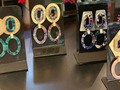 Mezclas de colores y materiales q hacen de tu oufit sea diferente a las prendas básicas el@cambio lo hacen unos buenos accesorios que no te faltes estamos menos de opciones en @juanitarteaga