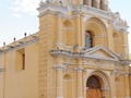 Iglesia San Pedro, Antigua.  Con una historia de persistencia y gratitud, la iglesia ha sido reconstruida varias veces a causa de los terremotos de la zona; mientras otras iglesias se abandonaron y ahora son ruinas, la iglesia de San Pedro nunca dejó de funcionar.