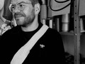 Lo que lo motiva es poder contribuir en el mejoramiento de la calidad de vida de las personas con las que trabaja, el entorno y el impacto positivo que esto puede generar en una comunidad. @juanpablosocarras lleva más de 17 años liderando proyectos de transformación social, que desde co-creaciones y formación busca el desarrollo país a través del diseño.