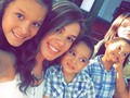 ¿Te acuerdas de esto Karen? . Llegó el.jueves de recuerdos bonitos.  Mis hijos junto a una gran amiga, que hace rato también en madre.  Para mí, @karensalayaa es una de las damas más talentosas y entregadas que he conocido.  Modelo, profesora de pasarela y fotopose, animadora y sobre todo.con un corazón gigante.  Juntos animamos eventos, producimos spots y hasta videos musicales.  Karen, ahora es madre y ese espíritu luchador la ha llevado a manejarse muy bien en el área comercial.  Por cierto, para que no se queden con la duda, la foto fué en el @centrogallegorest (Centro Gallego de Lechería); dónde funcionaba su escuela de modelaje.  #tbt #juliocesaryl #soydevenezuela #lecheria #losigualitos
