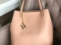 CH, varios colores, desliza a la izquierda para ver el interior del bolso. Tamaño: grande. Envíos a todo Colombia Whatsapp: 3123796486.