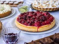 Mesa dulce! Cheesecake clásica con frutos rojos que no puede faltar 🔥 Con la vajilla + linda del mundo @volf_oficial  Y tremendas fotos x @coquibroto 💖 - - - - - - - - #foodofinstagram #instafood #foodie #foodlover #food #foodblog #cake #cakelover #bakery #bake #pastry #dessert #sweet #delicious #foodporn #sharefood #toptags #foodpictures #teatime #party #teaparty #teatime #cheesecake #nycheesecake #redberries #blueberries #cheese