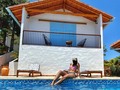 📍Casa Guatí. Barichara, Santander. ¿Cómo llegar a mi rincón favorito de Barichara? En mi caso, que no tengo carro (aún😳). Tomé un bus desde el terminalito de San Gil hasta Barichara $6-$7k (el recorrido dura aproximadamente 25-30min). Ya en Barichara tomé un tuc-tuc o moto carro en la plaza principal de barichara, y por un costo de $3 - $5k me llevaba hasta la puerta del hotel. Un chico me colaboraba cada que quería ir al pueblo o dirigirme al hospedaje. Les dejo su numero +573128894940 por si se animan a ir no se preocupen por esto. El mismo les ofrece también el tour por los lugares más turís de Barichara (súper recomendado también)☺️.  Quiero aclarar que al hotel también pueden llegar caminando, pero sinceramente por lo caluroso del clima y las pendientes características de Barichara, me evitaba siempre la fatiga 😂😮‍💨.  Ya en el lugar podrán disfrutar de su relajante piscina (que como el lugar está en la parte alta de Barichara, tendrán la mejor vista) y deliciosa cocina de autor. Además, el lugar parece sacado de Santorini-Grecia. Sin dejar de un lado que si corren con suerte podrán contemplar uno de los mejores amaneceres desde la ventana de la habitación(cómo ven en la imagen 4). Yo me quedé en la habitación #7 y pude presenciar uno de los mejores amaneceres de mi vida😍, una vaina inolvidable.   En mis siguientes post les hablaré más sobre @casaguati 💙.  #viaje #viajes #viajeros #viajesyturismo #travel #travelblogger #traveler #barichara #baricharasantander #baricharacolombia #hotelbarichara #santander
