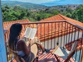 Leer se volvió otro de mis pasatiempos favoritos, pero leer en lugares bonitos se convirtió en mi pasión y @casaguati es uno de ellos en Barichara💗✨.  En mi anterior post les cuento cómo llegar a este paraiso🚗🍃.  #barichara #baricharasantander #baricharacolombia #colombia #colombiatravel #viajes #viajes #travel #travelblogger #traveler #lugares #recomendaciones #santander #viajandoporelmundo