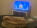 Arepa con diablito, viendo caso cerrado... falta que llegue mi mamá al cuarto a decirme que coma en la sala😔🤍🤍