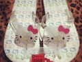 Que rico que llegue tu mama a la casa y te traiga regalito :-) #hellokitty #sanrio #flipflops thanks mommy<3