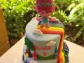 Trolls cake #happybirthday #birthdaygirl #birthdaycake #birthdayparty #trolls #trollscake #fondant #fondantcake #kaketopia