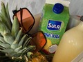 Nos vamos road trippin’ con un poquito de Piña Colada🍍.  Solo necesitan piña, jugo de Piña Colada de @sulahonduras, hielo y ron🍹.  Les deje el paso a paso en mi stories❣️.  #drinkysconkass #recetasconkass #piñacolada
