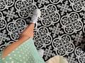 ¿Qué hacemos cuando tenemos un bloqueo creativo📝?   A todos nos pasa, y un poquito más a los que trabajamos creando contenido en redes sociales.   Estamos a acostumbrados a consumir contenido diariamente y como vemos contenido todo el día creemos que tenemos que estar produciendo de la misma manera y no, no es sostenible❗️.   Creo que lo que más he aprendido a hacer cuando me pasa, es a descansar.   A descansar la mente de las redes y conectarla a todo aquello que nos recarga física y mentalmente🎨.  Mis pequeñas reconexiones son:  • Dormir y ver Netflix o videos de mis creadores favoritos para inspirarme.  • Pintar, cantar, bailar, todas aquellas acciones que traigan a tu niño interior de regreso🍬. • Volver a crear, desde la paciencia y sin expectativas. Crear disfrutando, para dejar de pensarlo como una tarea más.  • Escribir, que herramienta más mágica al momento de reconectarnos. Te ayuda a analizar, a organizar y a ver plasmadas tus ideas (y no ideas) en la realidad.   Y se sale de ese hoyo, se sale con mucho más color y muchas más ganas de seguir haciendo lo que nos encanta💞.  Contame, ¿cuáles son tus maneras de regresar a la creatividad🌟?   #pensamientosconkass #creaciondecontenido #creatividad #contentcreator