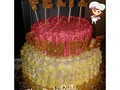 Torta De vainilla decorada con merengue suizo, primer nivel mini rosetas y 2do nivel estilorufles Topers de Feliz cumple! #amoloquehago #dulcitoshechosconamor #cumpleaños #bodas #aniversario #pasión #merengue #fondant #dripcake