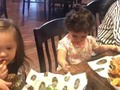 TBT: ♥️🍔 ¡El mejor mordisco de hamburguesa que verás por mucho tiempo! 😂😂😂⁣⁣ ⁣⁣ ¿Algún #hamburguesaLover como Cata por aqui? 🤣⁣ ⁣ #KatyEstiloMama #CataCata #Babys #AmorEs #Miami