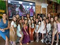 Honrada de poder celebrar el días más #EstiloMamadelAño y los 5 años de la @feriaestilomama que nació en mayo 2018 🥰 Pude reunir a 30 embajadoras de mi marca que me han a acompañado en este camino en diferentes momentos y de diferentes formas, pero siempre de forma valiosa ✨  La terraza de @lafontanaristorante fue el lugar perfecto, acogedor, con excelente ambiente, servicio y calidad 🫶🏼 Y la innovación gastronómica que los caracteriza para hacernos sentir con la calidez que ameritaba la ocasión 🍽️  Todavía estás a tiempo para hacer tu reseva para este domingo y así como nosotras, disfrutar este excelente ambiente en familia para celebrar a mamá 🌸  Les comparto el dato del menú que escogí este día 🤌🏻 Beef mini carpaccio Tartar de salmón pesto Bruschettas de tomate  Fritatta Capresa Bandeja de pan con varios tipos y sabores Spritzers  Pannacotta de frutos rojos 3 leches Tiramisú Pie de limón   Seguimos celebrando los próximos días, les seguiré contando Ya en la cuenta regresiva para la 8va edición de la Feria Estilo Mamá Verano 2023 🥳 Este sábado 20 de mayo, de 12pm a 8pm en el Miami Airport Convention Center 📍  Entradas Gratis en 🌟 Los espero!!  💄 Makeup @xiomaracastellanos21  👗 Outfit @bohemianboutiquemiami  🎥 Foto y video @ciscofilms
