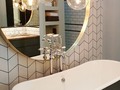 Los baños del 2020 💡💡 . . . Atrás han quedado los días de baños tradicionales en blanco pulido 👋🏼 Los baños contemporáneos son igual de bellos que el resto de la casa 🤩🤩 . . . Baldosas oscuras y hasta de colores están de tendencia 😍 así como el look de madera y los detalles en negro 🖤🖤 . . . También vemos detalles en iluminación 😍😍 lámparas colgantes que sí, adornan pero también apoyan y realzan la iluminación típica de techo 💡💡 . . . Conoce más de nosotras y suscríbete al newsletter en 👩🏻‍💻👩🏻‍💻 . . . #arquitectura #diseño #decoracion #interiorismo #estilismo #asesoria #proyecto #renovacion #l4l #like4like #architecture #design #keidesign #interiordesign #decor #decoration #project #renovation #style #furniture foto externa #home #casa #inspo #inspiration #love #chic #cool #bathroom #spa