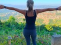 Cuánto diera por volver a éste sitio y quedarme unos cuantos minutos más, disfrutar de esa vista, el aroma, el solecito placido, escuchar los pajaritos ... esta es una gran lección para todos 😌😌 .  Todo se redujo a un espacio donde teniendo carros no los puedes usar, teniendo dinero no puedes salir a gastarlo, teniendo ropa lujosa, te estás poniendo la más cómoda y que ni combina, teniendo joyas ni las miras y la lista pudiera continuar, pero hoy sólo estás en casa con lo básico, cuidando de ti y los tuyos 🤗🤗 reinventándote, conociéndote, haciendo un rese. .  Estoy segura que después de esto seremos mejor que antes, al menos en conciencia 🥰  #quedateencasa