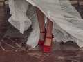 Energía y buena vibra para estos días... . #bodas #fotografodebodas #dodas2020 #bodasvalencia #weddingdestination #instagrid #weddingplanner #masia #pareja #love #weddingdresses #redshoes👠 #plazaajuntamientovalencia . Visita  . . @saraomatosatelier  @patodalaboda  @kelmib  @patrymake.up  @magicosdetalles.es  @rosanaafr
