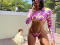 En esta cuarentena la creatividad sale a flote ! Ella según está en una fiesta por eso se puso su vestido de gala pero yo me fui a la playa aprovechar este sol que puedo acompañar con un ‘ vuelve a la vida’ los Venezolanos saben a lo que me refiero 😂 #yomequedoencasa