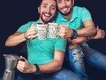 #Morning ☀️ “Un buen cafe con amigos es solo una forma de tener una buena terapia” Síguenos⤵️ •@losigualitoschannel •@losigualitoschannel  #Twins #LosIgualitos #coffee #Brother #actor #actorslife #Book #bookstagram #photooftheday @leosgraphy @leosgraphy