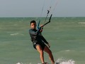 Aprender a hacer kiteboarding es, sin duda alguna, una de las mejores cosas que he podido hacer. A medida que vas aprendiendo, sientes cómo desarrollas el poder de sentir la naturaleza. Aprendes a comprender cómo se mueve el viento y hacia dónde lo hace.   La sensación de navegar por el mar es indescriptible. Es como si el mundo entero desapareciera a tu alrededor y solo existieras tú, la cometa y el mar. Descubres cosas que antes no podías ver y sientes cosas que antes no podías sentir.  Controlar la cometa de manera que te mueva en la dirección que quieres, con la fuerza que necesitas, es todo un arte. Cada mínimo movimiento que haces tiene una consecuencia en la fuerza y la dirección en la que te moverás. Como bien dijo el gran Isaac Newton, "toda acción genera una reacción"  También aprendes a ver el agua, para saber dónde hay más o menos viento, y a detectar las ráfagas de viento para utilizarlas como rampas y alcanzar alturas cada vez más altas. Incluso comienzas a observar las aves y comprender su comportamiento .  Aprender a hacer kiteboarding te cambia la vida de una manera que no puedes imaginar. Te enseña a confiar en ti mismo, en tus habilidades y te brinda una sensación de libertad y armonía con la naturaleza.  Si alguna vez has pensado en aprender a hacer kiteboarding, te animo a que lo hagas. No te arrepentirás de haber descubierto esta increíble forma de navegar por el mar y experimentar una de las sensaciones más gratificantes  ¡Atrévete a sentir el viento y descubre un nuevo poder en ti mismo! 🌊🏄🏻‍♂️🪁  #kiteboarding #navegandoenelmar #poderdelviento #kite #deporteextremo #navegar #mar #naturaleza #aventura #viento