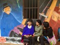 Mama Cayetana Tombé, kushi misak warmi. 💙😔🥲 Mujer sabia alegre con una hermosa sonrisa cálida nos contaba sobre su vida, @luzbeidym_photo una gran amiga de la nación Wayuu y juntas atentas la escuchábamos entre sus palabras se le escapaba una breve sonrisa, llegaba a alegrar el corazón con solo verla.   En su casa claramente se puede divisar una pintura en su homenaje, tiene una banca para descansar mientras los comuneros de Wampia esperan a la movilidad que los pueda llevar a otras veredas (comunidades) del resguardo Wambia.   Hoy amaneció frío, entendí luego de la noticia de la partida de la mama Cayetana, como el trascender de un ser se puede manifestar en nuestro al rededor. Su sonrisa durmió, pero no murió, quienes vivimos perceptivos en nuestras costumbres originarias sabemos que, el cuerpo vuelve a la tierra y que su espíritu se convirte en eternidad.   Buen retorno, buena luz, cuide de su familia, comunidad, pueblo y de quienes tuvimos la oportunidad de escucharla y abrazarla. 🥲😔  ¡Kushi mamaku! La recordaré hasta nuestro encuentro en el UrinPacha.  Abrazo inmenso Alba e Isabel, gratitud por habermela hecho conocer.  @alba_misak095  @isatrochez16  #wambia #likeforlikes #colombia #ecuador🇪🇨 #foto #fotografia #likeforlikes #trascender #recuerdos