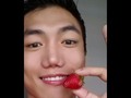 ESTUDIANDO!! asi que recogí esto y les comparto mi 🍓🍓🍓🍓🍓🍓🍓🍓🍓🍓 -Reduce los Niveles de Colesterol malo y trigliceridos. -Las fresas ayudan en el tratamiento de la tensión alta y han sido utilizadas en medicina natural para limpiar y purificar el aparato digestivo.  Todas las frutas tienen propiedades antioxidantes (vitamina C, E y betacaroteno) pero cuando se trata de medir y comparar el poder antioxidante de cada fruta, una de ellas se lleva la palma: la fresa.  Casi 2 veces más poder antioxidante que la ciruela, la naranja o las uvas. 3 veces más poder que el kiwi y el pomelo  7 veces más poder antioxidante que la manzana o el tomate  15 veces más poder que la pera o el melón  Información nutricional :: Ración: 8 fresas (140 g)Calorías: 45 (Calorías procedentes de materia grasa: 0) Grasa: 0 g  Colesterol: 0 mg  Sodio: 0 mg  Carbohidratos: 12 g  Fibra: 4 g  Azúcares: 8 g  Proteínas: 1 g