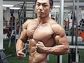 💥PECTORAL COMPLETO💥  Bueno hoy entrene Pecho! Y en la postura de perfil que estoy se logran notar las fibras que resaltan desde el Pectoral superior hasta la parte inferior, les dare unos consejos para que lo trabajen bien Completamente: 💪💥 Después del calentamiento : Arranca con Pecho Inclinado con mancuernas al ser un ejercicio con movimiento Libre estimulas más, a mi parecer y técnica quien desee hacerlo con barra igualmente puede hacerlo  Realiza Luego pecho plano con mancuerna o barra al terminar 4 series pasas a apertura ahi mismo eso es para la parte lateral del pectoral y realiza 1 superserie de lagartijas  Por ultimo haz 4 series en el Banco declinado  Por lo general serian solo 4 ejercicios o 3 con ellos trabajamos Completamente sin tener que hacer 6 ejercicios y perder el tiempo  Like ✔ si te sirvio y eres un dedicado sin mente 💥💥💥 #contagiandoeldeporte #megaplexstars @megaplexstars