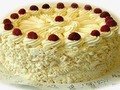 torta de vainilla rellena con crema pastelera y melocoton y la perfecta combinacion con crema chantilly sabor almedra....