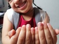 No acostumbro pintarle las uñas a mis hijas, incluso es la primera vez, pero quiero sembrar en ellas amor propio, que se sientan femeninas y sobretodo felicidad.  No se imaginan lo feliz que estaba porqie tenía sus uñitas "brillantes" 🥰.