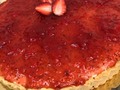 Cheesecake fría de fresa!🍓 . Elaborado con su auténtica base sablée, relleno súper cremoso y ese topping clásico entre reducción y tropezones de fresa elaborado artesanalmente!😋 . A solicitud de mi querida amiga @anitavila23 ❤️ . Diámetro 30cm Capacidad 20-25 porciones  Peso 1760 kg  . Servicio pick up y delivery🚘(consulta tu zona) . #cheesecake #cheeselover #cheesecakelove #cheesecakelovers #cheesecakes #cheesecakefrio #cheesecakesinhorno #cheesecakedefresa #lalyscakes #postres #cakes #cake #tortas #bolos #tartas #dulces #arteyreposteria #pic #pickup #delivery #caracas #laboyera #elhatillo
