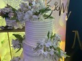 Wedding Cake! 🤍 . Esponjosa torta de vainilla rellena de nutella, cubierta en buttercream, detalles en flores naturales y perlas comestibles a solicitud de mi querida @bertniltovar felicidades🥂🍾💍 . Topper @rosmycortelaser  . Montaje y decoración @2puntos_producciones  . #wedding #weddingday #weddings #weddingcake #weddingcakes #bolos #tortas #cakes #bodas #bodas2022 #bodascaracas