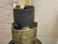 50’ Gold Cake!🖤💛 . La combinación perfecta entre masculinidad y elegancia para una torta de caballero!  . Esponjosa torta de vainilla-naranja rellena de crema chantilly y melocotón, cubierta de buttercream de vainilla, detalles en chocolate, alfajores y esferas; a solicitud de mi querida @bertniltovar para celebrar el cumpleaños de su esposo!❤️ . Topper @rosmycortelaser  . #50 #50years #50cake #50años #50happybirthday #cake #bolos #tortas #tortassoñadas #caracas #lalyscakes #tortasdecoradas #arteyreposteria #happybirthday #felizcumpleaños #delivery #pickup #tortasartesanales #tortaspersonalizadas #tortastematicas #laboyera
