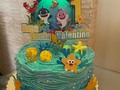 Baby Shark Cake!!! 🦈 . Para celebrar el 1er añito de Ema y Valentino!!! ❤️💙 a solicitud de su mamita mi querida @deborahgomes19  . Esponjosa torta de vainilla rellena y cubierta de buttercream de vainilla con chispas de chocolate y Sprikles!!  . Toppers @magaprint_  . Dimensiones 20cm x 15cm Capacidad 20-25 porciones  Peso 2.670kg  . ✏️📕📲cotiza y agenda directo al Whatsap en el link que está arriba⬆️ en el perfil  . #babyshark #babysharkcake #babysharkparty #babysharkchallenge #ccs #elhatillo #arteyreposteria #torta #bolos #cakes #cake #pickup #delivery #tortassoñadas #tortastematicas #tortasdecoradas
