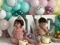 Continuamos con sesiones de fotos en ocasión al 1er Añito de los morochos Ema Lucia y Valentino!!💜💚 . A solicitud de su mamita @deborahgomes19 hice estas mini cakes de vainilla rellenas y cubiertas de buttercream, con detalles en pinceladas y globos de acrílico!  . Sesión de Fotografía @rosangelamartinhophoto  . #cumpleañosfeliz #one #onelove #ccs #delivery #tortassoñadas #tortaspersonalizadas #oneyear #one #torta #cakes #tartas #bolos #sesiondefotos #sesion