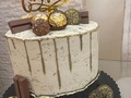 Gold Cake!!!🖤💛 . Torta de vainilla rellena y cubierta de buttercream con chips de chocolate para celebrar el cumpleaños de #pochito @pochogugliotti que sean miles más cargados de muchísima salud!!! 🥳❤️ . #cake #tortas #bolos #gold #goldcake #tortasdecoradas #tortaspersonalizadas #ferrerorocher #ferrero #oreo #kitkat #lalyscakes #ccs #elhatillo