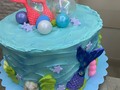 Mermaid Cake!! 🧜‍♀️🐚☀️ . Torta de vainilla rellena y cubierta de buttercream de almendra con toppers modelados en fondant, esferas de chiclets y acrílico!!! . #mermaid #mermaidcake #cake #bolos #mermaidparty #tortas #cakes #mermaidlove #lalyscakes #tortasdecoradas #tortastematicas #tortassoñadas tortaspersonalizadas #caracas