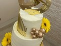 Gold Cake! 💛🐎🌼 . Esponjosa torta de vainilla rellena y cubierta con buttercream de almendras, detalles en flores naturales, esferas y listones. . ⚪️Dimensiones 20cm x 20cm  🍽Capacidad 55-60 porciones  . Topper @rosmycortelaser  . #goldcake #gold #cakegold #bolos #tortas #cakes #cumpleaños #cumpleañosfeliz #goldparty #caballos #polo #happybirthday #tortassoñadas #tortasdecoradas #lalyscakes #arteyreposteria