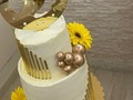 Gold Cake! 💛🐎🌼 . Esponjosa torta de vainilla rellena y cubierta con buttercream de almendras y chispas de chocolate bitter, detalles en flores naturales, esferas y listones. . ⚪️Dimensiones 20cm x 20cm  🍽Capacidad 55-60 porciones  . Topper @rosmycortelaser  . #goldcake #gold #cakegold #bolos #tortas #cakes #cumpleaños #cumpleañosfeliz #goldparty #caballos #polo #happybirthday #tortassoñadas #tortasdecoradas #lalyscakes #arteyreposteria
