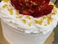 Feliz inicio de semana para todos!!! . Un icono de postre con un plus de caramelo crocante!!😋🍓🍓🍓 . Esponjosa torta de vainilla, rellena de crema pastelera y tropezones de fresas, cubierta con crema chantilly, topping de fresas y caramelo crocante!! . A solicitud de mi querida amiga @karinaalejandrat 🤗❤️ . ⭕️Dimensiones 20 X 15cm 🍽Capacidad 15 / 18 porciones  . 📔✏️📲 cotiza y agenda tu pedido directo al Whatsap en el link que está arriba en el perfil!  . #fresacake #fresas #fresa #fresasconcrema #chantilly #cake #ccs #torta #bolos #cakes #tarta #tortadefresa #chantilli #cremapastelera #fresasconcrema🍓 #lalyscakes #arteyreposteria #delivery #pickup #laboyera #caramelo #caramelocrocante