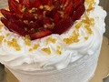 Un icono de postre con un plus de caramelo crocante!!😋🍓🍓🍓 . Esponjosa torta de vainilla, rellena de crema pastelera y tropezones de fresas, cubierta con crema chantilly, topping de fresas y caramelo crocante!! . ⭕️Dimensiones 20 X 15cm 🍽Capacidad 15 / 18 porciones  . 📔✏️📲 cotiza y agenda tu pedido directo al Whatsap en el link que está arriba en el perfil!  . #fresacake #fresas #fresa #fresasconcrema #chantilly #cake #ccs #torta #bolos #cakes #tarta #tortadefresa #chantilli #cremapastelera #fresasconcrema🍓 #lalyscakes #arteyreposteria #delivery #pickup #laboyera #caramelo #caramelocrocante