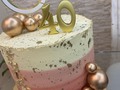 Rose Gold Cake!💫🤍 . Esponjosa torta marmolada rellena y cubierta de buttercream de almendra con chips bitter!! . @charlycmv gracias por contactarnos y hacernos partícipe de momentos especiales! 🙏🏼🙌 . #rose #rosegold #rosegoldcake #cake #bolos #tortas #tartas #ccs #cakes #lalyscakes #delivery #pickup #tortassoñadas #happy #tortasdecoradas #felizcumpleaños #tortaspersonalizadas #happyday #tortastematicas #happybirthday