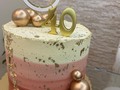 Feliz inicio de una exitosa semana para todos!!! . Rose Gold Cake!💫 . Esponjosa torta marmolada rellena y cubierta de buttercream de almendra con chips bitter!! . 🗒️ agenda tu pedido directamente en el link que está en la bio!!!  . #rose #rosegold #rosegoldcake #cake #bolos #tortas #tartas #ccs #cakes #lalyscakes #delivery #pickup #tortassoñadas #happy #tortasdecoradas #felizcumpleaños #tortaspersonalizadas #happyday #tortastematicas #happybirthday