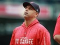 Cora despedida por los Medias Rojas en medio de una investigación de MLB sobre el robo de carteles Boston y Alex Cora acuerdan separarse después de que Cora fue implicado en el escándalo de robo de señales de los Astros. Los Medias Rojas de Boston despidieron al Gerente Alex Cora el martes, un día después de que el Comisionado de béisbol Rob Manfred lo implicara en el escándalo de robo de carteles del deporte. Cora fue el entrenador de banca de los Astros de Houston cuando ganaron la Serie Mundial 2017 y llevaron a Boston al título al año siguiente en su primera temporada como manager. El gerente de los Astros, AJ Hinch, y el gerente general Jeff Luhnow fueron despedidos el lunes, una hora después de que Manfred los suspendiera para la temporada 2020 por su papel en el esquema de trampas