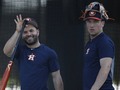 Altuve se disculpó en nombre de los Astros por el escándalo del robo de señas  La primera disculpa pública de los jugadores actuales de los Astros de Houston, por el uso de robo de señas en la campaña de 2017 de la MLB, llegó finalmente de parte del venezolano. José Altuve y Alex Bregman se refirieron al escándalo por robo de señas ocurrido en 2017, lo que precipitó el despido del manager AJ Hinch y el gerente general Jeff Luhnow, por parte del dueño del equipo, Jim Crane. Ambos jugadores hicieron referencia a este lamentable hecho y tomaron la palabra durante la primera rueda de prensa de los Entrenamientos Primaverales de los Astros de Houston, asegurando sentirse arrepentidos por todo lo ocurrido.  Cabe destacar que Crane y el nuevo coach Dusty Baker, también estuvieron presentes en el acto.  El dueño Jim Crane, el manager Dusty Baker y jugadores Apex Bregman y José Altuve  Altuve, afirmó que “toda la organización de los Astros y el equipo se siente mal por lo sucedido en el 2017”, razón por la cual se encuentran enfocados en “seguir adelante, jugar con intensidad y traerle a Houston otro campeonato en el 2020”.
