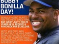 ¡Feliz 1 de Julio Bobby Bonilla! He aquí por qué los Mets todavía pagan millones cada año a un tipo que se retiró hace décadas.   Bobby Bonilla cobrará cheques de los Mets cada 1 de Julio hasta 2035.    El 1 de julio en el béisbol es el Día de Bobby Bonilla, cuando los Mets pagan $ 1,193,248.20 a su ex tercera base, quien no ha pisado un diamante de las Grandes Ligas desde 2001, como parte de un plan de pago diferido. Es un cheque que los Mets han estado recortando anualmente desde 2011, y enviarán una suma de siete cifras a Bonilla, cada 1 de julio, hasta 2035.   Las probabilidades de la legalización del juego deportivo en una pandemia   Gracias a ese acuerdo, un hombre de 57 años se convertirá en uno de los jugadores mejor pagados del béisbol en 2020. El dinero de Bonilla está totalmente encerrado y no está sujeto a prorrateo por una temporada más corta este año. Después de todo, ganó ese dinero en la década de 1990 por juegos que absolutamente se jugaron.   El día de pago anual de Bonilla está lejos de ser el único ejemplo de dinero diferido en el béisbol, pero es fácilmente el más famoso   "Tengo a Mike Young, quien recibe $ 30 millones diferidos, recibe $ 3 millones diferidos por 10 años", dijo Jeff Borris, uno de los agentes que representaron a Bonilla, a Deadspin. “Nadie habla nunca de eso. Nunca nadie me pregunta al respecto. Nunca nadie me entrevista al respecto. Me preguntan sobre Bonilla todo el tiempo. ¡$ 1.2 millones por año durante 25 años es muy bueno, pero $ 3 millones al año durante 10 años no es nada despreciable! Pero nadie habla nunca de Mike Young ".   Hay razones por las cuales el aplazamiento de Bonilla es la referencia estándar para una práctica que no es infrecuente en el béisbol.   Una es que el acuerdo de Bonilla con los Mets, por $ 29 millones durante cinco años, fue el más rico en las mayores cuando firmó en diciembre de 1991. A pesar de que Bonilla formó equipos All-Star en 1993 y 1995, nunca fue más que un 3.2 WAR jugador con los Mets, después de haber sido un jugador de 4 WAR-or-better en cada una de sus últimas cuatro temporadas con los Pirates. Combine el rendimiento caído, un contrato lucrativo, una relación helada